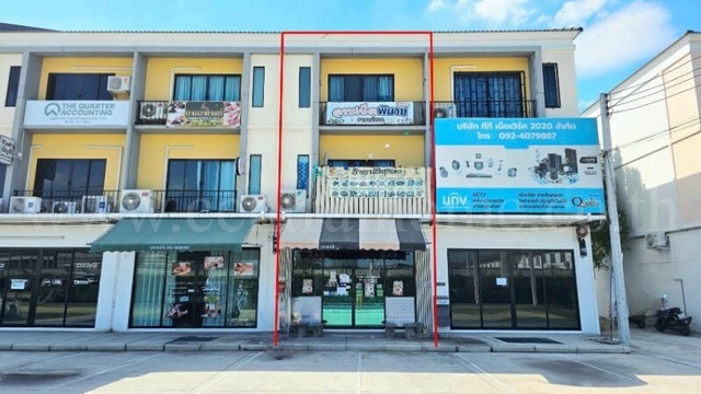 รหัสทรัพย์&nbsp; : 6835อาคารพาณิชย์ 3 ชั้น เดอะ คอนเนค @ รังสิต-อเวนิว ทำเลค้าขาย หน้ากว้าง 5 เมตร&nbsp;ที่ตั้ง :&nbsp;ถนนรังสิต - นครนายก ตำบลประชาธิปัตย์ อำเภอธัญบุรี จังหวัดปทุมธานี 12130รายละเอียดทรัพย์- อาคารพาณิชย์ 3 ชั้น เนื้อที่ 22.1 ตารางวา พื้นที่ใช้สอย 180 ตารางเมตร&nbsp;หน้ากว้าง 5 เมตร-&nbsp;2&nbsp;ห้องนอน, 3&nbsp;ห้องน้ำ, 4 ที่จอดรถ&nbsp;-&nbsp;เหมาะกับการทำธุรกิจ ร้านอาหาร, ออฟฟิศ หรือที่พักอาศัย- ห�