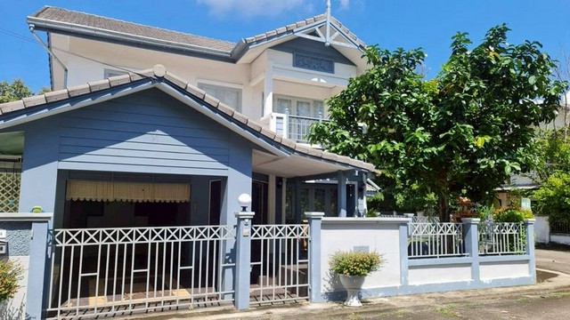 ถูกที่สุดในโครงการ! ขายเพียง 2.5 ล้าน 68 ตรว. #โซนดอยสะเก็ดบ้านเดี่ยว 2 ชั้น | #หลังมุม บ้านสวย พร้อมเข้าอยู่ทันที! บรรยากาศร่มรื่น เงียบสงบ ทำเลดี ติดถนนหลัก เดินทางสะดวกทุกเส้นทาง เนื้อที่ 68 ตร.วา4 ห้องนอน2 ห้องน้ำครัวไทย 1 |  ครัวฝรั่ง 1ห้องซักผ้า 1แอร์ 3 เครื่องเฟอร์นิเจอร์ครบ พร้อมอยู่มีแทงค์น้ำติดตั้งเรียบร้อย สถานที่ใกล้เคียงสวนพฤกษศาสตร์ทวีชลเข้าเมืองเพียง 15 น