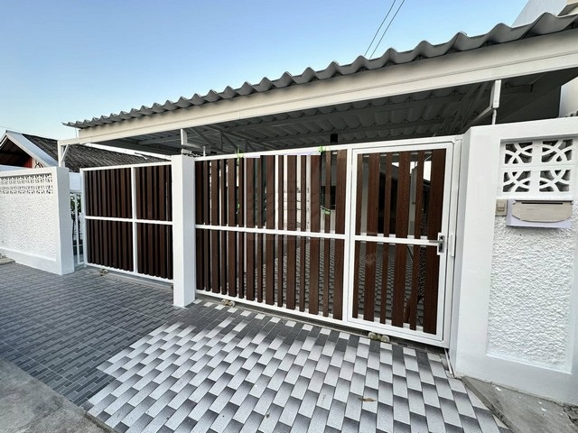 ให้เช่าบ้านชั้นเดียว 50 ตร.ว. 3 ห้องนอน หมู่บ้านสัมมากร รามคำแหง112 ซอยเมน บ้านรีโนเวทใหม่ มีร้านอาหาร ร้านค้ามากมายในหมู่บ้าน*** ราคาเช่า 28,000 บาท/เดือน ติดต่อ:: คุณชยา โทร/ID Line:: 0942823961   Link Line:: https://line.me/ti/p/3xFA1An8Kcรหัส# T25-929บ้านชั้นเดียว หมู่บ้านสัมมากร รามคำแหง112 รีโนเวทใหม่- พื้นที่ 50 ตร.ว.- 3 ห้องนอน - 2 ห้องน้ำ - 1 ห้องนั่งเล่น 1 ครัวปิด- แอร์ 4 ตัว inverter, ตู้เย็น, เครื่องซักผ้า, เครื่องทำน้ำอุ่น- เฟ�