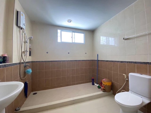 สนใจโทรด่วน 061-624-7988ขายทาวโฮม 3 ชั้น 3 นอน 4 น้ำพื้นที่ใช้สอย 200 ตรม.บ้านสวย สภาพดีมาก หน้าบ้านไม่ชนใครหมู่บ้านเงียบสงบ บรรยากาศดีมากมีฟิตเนส สระว่ายน้ำและสวนหย่อมทำเลดีมาก ตรงข้าม ห้าง Paradiseใกล้สถานีสวนหลวง (กำลังก่อสร้าง)…..ราคาถูกมาก…..จอดรถสบาย หน้าบ้านไม่ชนใครขายแค่ 3.8 ล้านเท่านั้น!!!!สนใจโทรด่วน 061-624-7988Line ID : @deeasset (มี @ นำหน้า)