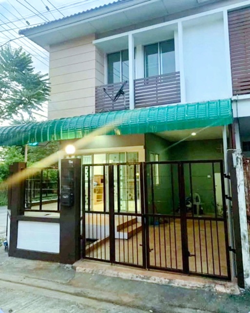 หลังมุม 3นอน ซอยมิสทีน MRTราษฎร์พัฒนา 2.3 กม.ให้เช่าทาวน์เฮ้าส์ 2 ชั้น3 น้ำ 24 ตร.วา. 190 ตร.ม. รร.วิทยานนท์ 1.6 กม. ร่มรื่น เหมาะกับโฮมออฟฟิศ พักอาศัย 14,998B-M. ตลาดสดเกรียงไกร 2.5 กม.หาของกินง่าย ถ.ราษฎร์พัฒนา เคหะร่มเกล้า corner unit 3bed 3bath 24 sq.wa. Soi Mistine MRT Rat Phatthana 2.3km Townhouse for rent 2 stories 190 sq.m.Near Wittayanon School 1.6 km. Lush surroundings suitable for home office or residence. 14,998B-M. Kriengkrai Fresh Market 2.5 km. easy access to food on Ratchaphatthana Road.RomKlao Housing Estate แยก-ราษฎร์พัฒนา-เคหะร่มเกล้า ถ.ราษฎร์พัฒนา เคหะร่มเ�