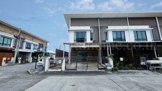 รหัสทรัพย์&nbsp; 6484ทาวน์โฮม โมดิ วิลล่า บางนา หลังมุม (หลังใหญ่)ที่ตั้ง :&nbsp;ถนนบางนา-ตราด ตำบลบางเสาธง อำเภอบางเสาธง&nbsp;จังหวัดสมุทรปราการ 10700รายละเอียดทรัพย์&nbsp;- ทาวน์โฮม 2 ชั้น ขนาดที่ดิน 29.9&nbsp;ตารางวา พื้นที่ใช้สอย 120&nbsp;ตารางเมตร- 2&nbsp;ห้องนอน, 3&nbsp;ห้องน้ำ, 1 ห้องนั่งเล่น,&nbsp;1 ห้องครัว, 2&nbsp;ที่จอดรถ- ปั๊มน้ำ+แทงค์น้ำ 1 ชุด- พื้นชั้นบนลามิเนต, พื้นชั้นล่างแกรนิตโต้- หน้าบ้านหันทางทิ