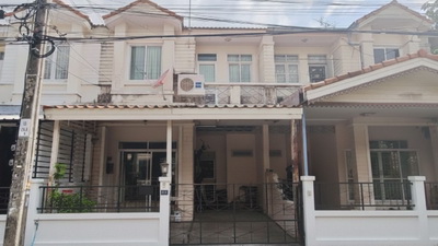 รหัสทรัพย์ : L#26981 (L084302)ทาวน์เฮ้าส์ รื่นฤดี 3 เป็นโครงการทาวน์เฮ้าส์ 2 ชั้น ตั้งอยู่บนถนนหทัยราษฎร์ เขตมีนบุรี กรุงเทพฯ โครงการมีทำเลติดถนนใหญ่ เดินทางสะดวก ใกล้แหล่งอำนวยความสะดวก เช่น บิ๊กซีสุวินทวงศ์, โลตัสมีนบุรี และโรงเรียน นอกจากนี้ยังสามารถเดินทางเชื่อมต่อไปยังถนนอื่นๆ เช่น รามอินทรา, สุวินทวงศ์ และเลียบคลองสองได้สะดวกเนื้อที่ : 23 ตารางวา / พื้นที่ใช้ส�