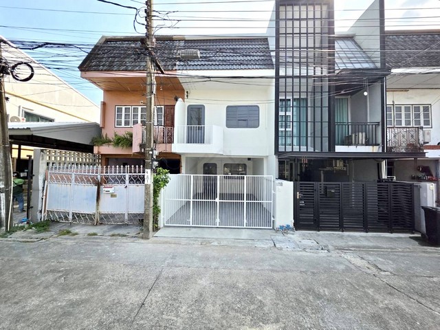 ให้เช่า-ขายทาวน์เฮาส์ 2 ชั้น ซอยโชคชัย 4 ซอย 55 รีโนเวทใหม่ Fully Furnished พร้อมอยู่*** ราคาเช่า 65,000 บาท/เดือน *** ราคาขาย 4.99 ล้านบาทติดต่อ:: คุณชยา โทร/ID Line:: 0942823961   Link Line:: https://line.me/ti/p/3xFA1An8Kcรหัส# T25-938ทาวน์เฮาส์ 2 ชั้น ซอยโชคชัย 4 ซอย 55 รีโนเวทใหม่ Fully Furnished พร้อมอยู่ขนาด 24 ตารางวาพื้นที่ใช้สอย 120 ตารางเมตร (ประมาณ)3 ห้องนอนใหญ่  (มีห้องน้ำในตัวทั้ง 3 ห้อง)3 ห้องน้ำ จอดรถในบ้านได้ 1 คัน เฟอร์นิเจอร์เครื่องใช้ไ�