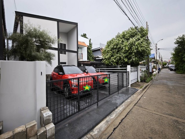 ขายบ้านแฝด 2 ชั้น หลังใหญ่ 52 ตรว. รีโนเวทใหม่ ย่านโชคชัย 4 ซอย 50 ลาดพร้าว เลียบด่วน *** ราคาขาย 9.9 ล้านบาทติดต่อ:: คุณชยา โทร/ID Line:: 0942823961   Link Line:: https://line.me/ti/p/3xFA1An8Kcรหัส# T25-295 บ้านแฝด 2 ชั้น หลังใหญ่ รีโนเวทใหม่ โชคชัย 4 ลาดพร้าว-- ขนาดที่ดิน 52 ตารางวา-- พื้นที่ใช้สอย 167 ตารางเมตร -- 3 ห้องนอน -- 4 ห้องน้ำ (มีห้องน้ำแขกแยก)-- จอดรถในบ้านได้ 3 คัน -- มีพื้นที่ด้านหน้า ด้านหลัง และข้างบ้าน  -- บรรยากาศเงียบส