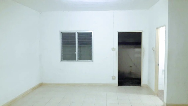 ประชาอุทิศ-สุขสวัสดิ์ 550 ม.ตลาดรวยมาร์เก็ต​ 750 ม.ปั๊ม ปตท.ให้เช่าทาวน์เฮ้าส์ 2 ชั้น 3 นอน 2 น้ำ ไม่มีเฟอร์ฯ 20 ตร.วา. 160 ตร.ม. รร.นานาชาติสารสาสน์วิเทศศึกษา 3 กม. ทำเลดี ติถนนใหญ่  เหมาะกับค้าขาย 6499B-M. วัตสัน วิลเลจ ฮับ ประชาอุทิศ 2.0 กม.Ruay Market 750 m. PTT Pracha Uthit Suksawat 550m. 2-story commercial Townhouse for rent 3 bed 2 bath unfurnished 20 sq.wa. 160 sq.m. Sarasas Witead International School 3 km. Good location on main road suitable for business. 6499 B-M. Watson Village Hub Pracha Uthit 2.0 km. Pracha Uthit-Suksawat Rd. แยกประชาอุทิศ 90 ประชาอุทิศ-สุขสวัสด�