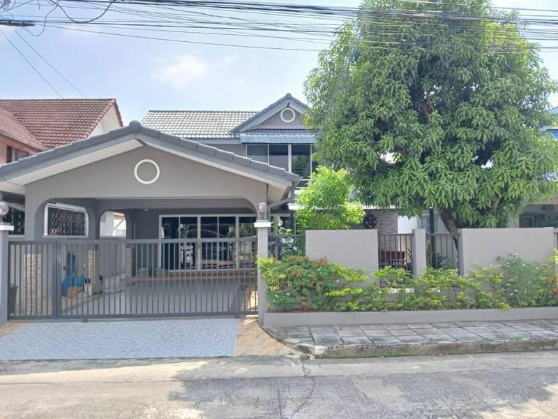 ให้เช่าบ้านเดี่ยว 2 ชั้น หมู่บ้านสัมมากร ซอยรามคำแหง110 มีห้างแมคโครและตลาดสดอยู่หน้าหมู่บ้าน ใกล้รถไฟฟ้าสายสีส้มสนใจติดต่อคุณเม 084-592-8945 คุณก้อง 095-478-7456 Id line : kong.plให้เช่าบ้านเดี่ยว 2 ชั้น 60 ตารางวา 3 ห้องนอน 2 ห้องน้ำ แอร์ 4 เครื่อง 1 ห้องครัว 1 ห้องรับแขก มีเฟอร์นิเจอร์และเครื่องใช้ไฟฟ้า จอดรถในบ้านได้ 2 คัน จอดรถหน้าบ้านได้ 1 คัน ในหมู่บ้านมี SuperMaket , ตลาดสด ,ร้านอาหาร , แมคโคร ,