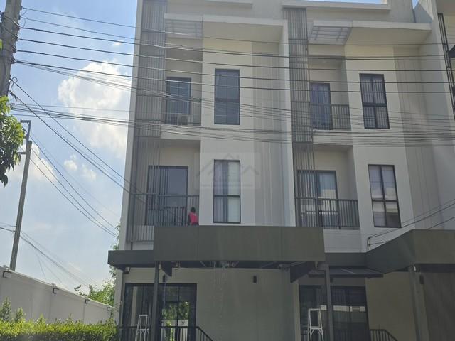 HR 6239 ให้เช่า ขายโฮมออฟฟิศ 3 ชั้น ห้องมุม 53.9 ตรว. โครงการ Villa Albero กรุงเทพกรีฑา 15/1 หลังใหญ่ ใกล้นานาชาติ Wellington