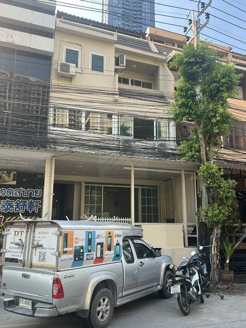 ให้เช่าโฮมออฟฟิศ 4 ชั้น 360 ตรม. ติดถนนทวีมิตร พระราม 9 ซอย 7 ใกล้แยก อสมท. ใกล้ MRT พระราม 9 ตกแต่งพร้อมใช้ 