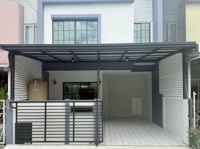 ขายบ้านรีโนเวทใหม่ หมู่บ้านไอดีไซด์ วงแหวน-รามอินทรา เลียบคลองสอง เนื้อที่ 21.3 ตรว 3 ห้องนอน 2 ห้องน้ำ ต่อเติมครบ พร้อมเฟอร์นิเจอร์ ใกล้แฟชั่นไอส์แลนด์ ราคาพิเศษ 2.85 ล้าน ฟรีโอนที่ตั้ง: หมู่บ้านไอดีไซด์ วงแหวน-รามอินทรา ถ.เลียบคลองสอง แขวงบางชัน เขตคลองสามวา กรุงเทพฯ 10510รายละเอียดบ้าน:- เนื้อที่ดิน 21.3 ตารางวา พื้นที่ใช้สอยประมาณ 96 ตร.ม.- 3 ห้องนอน 2 ห้องน้ำ ห้องโถง ห้อ�