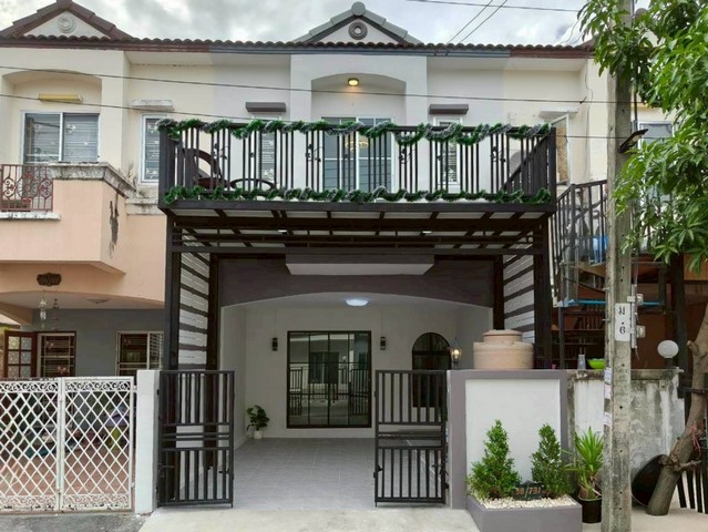 ขายทาวน์เฮ้าส์ รีโนเวทใหม่ หมู่บ้านเคซีคลัสเตอร์ รามอินทรา ถนนไทยรามัญ 18 ตร.วา 3 ห้องนอน 2 ห้องน้ำ ต่อเติมครบ เฟอร์นิเจอร์ครบ พร้อมอยู่ ใกล้ทางด่วนจตุโชติ วงแหวนรอบนอก สนามบินสุวรรณภูมิ ราคาเพียง 1.99 ล้านบาท ฟรีโอนที่ตั้ง หมู่บ้านเคซีคลัสเตอร์ รามอินทรา (KC Cluster) ถนนไทยรามัญ แขวงสามวาตะวันตก เขตคลองสามวา กรุงเทพมหานคร 10510รายละเอียดทรัพย์- ทาวน์เฮ้าส์ 2 ชั้น เนื้อท�