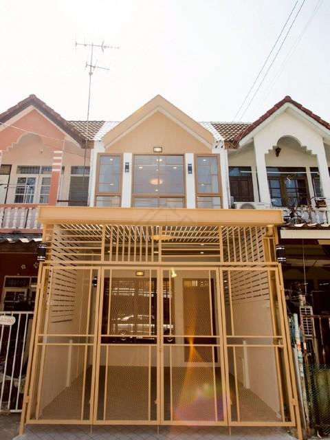 ขายทาวน์เฮ้าส์ 2 ชั้น ซอยนวมินทร์ 135 รีโนเวทใหม่ทั้งหลัง สไตล์ญี่ปุ่น ใกล้ตลาดปัฐวิกรณ์ราคาขาย 2,790,000 บาท ( พร้อมโอน )ที่ตั้ง ถนนนวมินทร์ ซอยนวมินทร์ 135 แขวงนวมินทร์ เขตบึงกุ่ม กรุงเทพมหานครติดต่อ : คุณภัสพงณ์ 0634098164Line : binkem22https://www.facebook.com/profile.php?id=61581484955548เนื้อที่ 16 ตารางวา จำนวน 2 ชั้น 2 ห้องนอน 2 ห้องน้ำ จอดรถ 1 คันมี 1 ห้องโถง 1 ห้องครัว รีโนเวทใหม่ทั้งหลัง งานมีเนียมลายไม้สวยๆ กับพื้น s