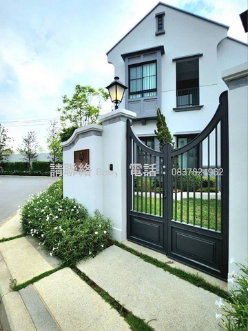 CC1451ให้เช่าบ้านเดี่ยวหรู 2 ชั้น พร้อมน้ำพุหน้าบ้าน  พร้อมเฟอร์นิเจอร์ Near Brighton International School##  ให้เช่า ##Please directly contact : K.โบว์  083-782-4962ให้เช่าบ้านเดี่ยว สุดหรู นันทวัน NANTAWAN พระราม9-กรุงเทพกรีฑา Super luxury 2 ชั้น พื้นที่กว้างขวาง หน้าบ้านมีน้ำพุจุดเด่น : บ้านหัวมุม, หลังบ้านไม่ติดหลังอื่น, ติดถนนสายหลักขนาด 104 ตารางวาพื้นที่ใช้สอย 302 ตารางเมตร4ห้องนอน  5ห้องนํ้า 1ห้องแม่บ้าน  1 ห้องทำงาน ห้องเก็บ�