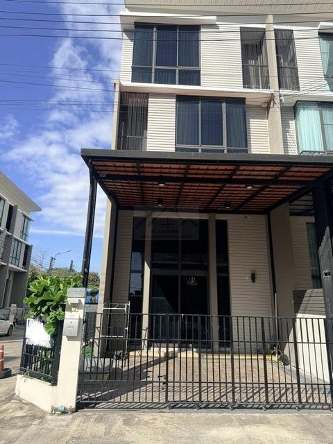 ขายทาวน์โฮม 3.5 ชั้น โครงการพาทิโอ พัฒนาการ 32 ( Patio Pattanakarn 32 ) หลังมุม ใกล้เอกมัย สุขุมวิท ทองหล่อราคาขาย 7,990,000 บาทราคาเช่า 40,000 บาท / เดือนที่ตั้ง ถนนพัฒนาการ ซอยพัฒนาการ 32 แขวงสวนหลวง เขตสวนหลวง กรุงเทพติดต่อ : คุณภัสพงณ์ 0634098164Line : binkem22https://www.facebook.com/profile.php?id=61581484955548เนื้อที่ 23.7 ตารางวา พื้นที่ใช้สอย 195 ตารางเมตร จำนวน 3.5 ชั้น 3 ห้องนอน 3 ห้องน้ำ จอดรถ 2 คันมี 1 ห้องอเนกประสงค์ เครื่องปรับอากาศ 5 เคร