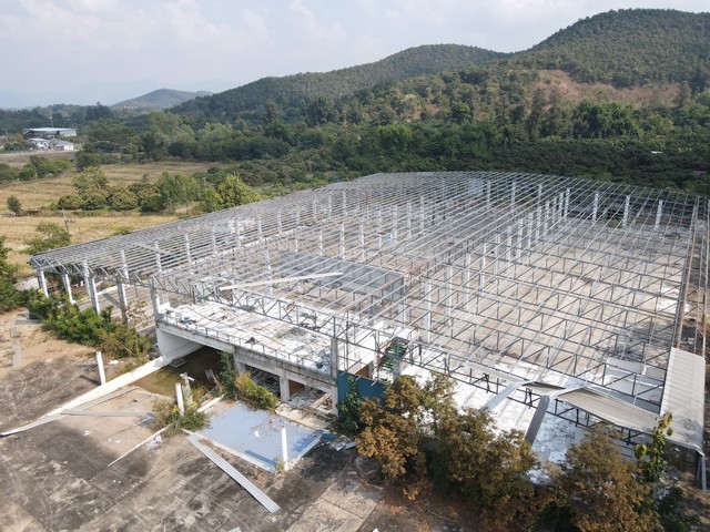 ขายโกดังลำพูน (As-is) ราคาพิเศษ  ที่ดิน 8-2-23 ไร่ อาคารใหญ่ ใกล้นิคม  เพียง 30 ล้านบาท รายละเอียดทรัพย์สินเนื้อที่ดิน: 8 ไร่ 2 งาน 23 ตร.ว.อาคารโรงงาน (ขายตามสภาพ):ชั้น 1 พื้นที่ใช้สอย 6,683 ตร.ม.ชั้น 2 พื้นที่ใช้สอย 288 ตร.ม.มูลค่าค่าก่อสร้างและพื้นรั้ว: รวมประมาณ 19 ล้านบาทโครงสร้างและพื้นที่เพิ่มเติม:ถนนคอนกรีตล้อมรอบอาคารรั้วคอนกรีตเสริมเหล็ก รอบพื้นที่ยาว ~460 ม.ลานจอดรถและถนนคอน