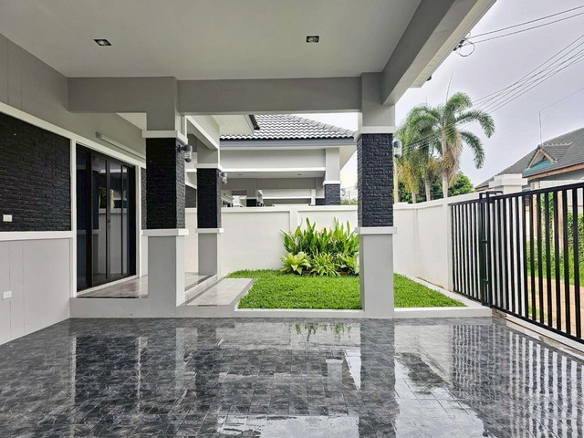 ขายบ้านเดี่ยวสร้างใหม่พัทยา ห้วยใหญ่ อำเภอบางละมุง  จังหวัดชลบุรีรหัส TTR 2614พิกัด: ซอยลุงจิ๋ว, ห้วยใหญ่พื้นที่: 61.4 ตร.วา | พื้นที่ใช้สอย 165 ตร.ม. รายละเอียดบ้าน : 3 ห้องนอน 2 ห้องน้ำ 1 ห้องครัวของแถมสุดคุ้ม ฟรี!!- เฟอร์นิเจอร์ทั้งหลัง- ผ้าม่านทั้งหลัง- แอร์ 4 ตัว- จัดสวนพร้อมโรยหินรอบบ้าน- โลเคชั่น: บ้านเลขที่ 81/31เอกสารพร้อมโอน: กรรมสิทธิ์คนไทย#รับผ่อนตรง ราคาผ่อนตรง 4.99 ล้าน✅�