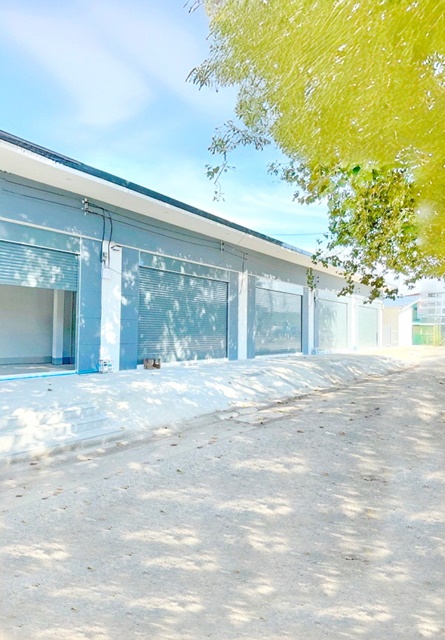 ตลาดบ้านใหม่ ถ.มหาจักรพรรดิ์ เมืองแปดริ้ว 2.8 กม.แหล่งช้อปปิ้ง ให้เช่าตึกแถว 1 ชั้น 35 ตร.ม. 9,998 B-M.จุลละนันท์  ศาลากลาง ฉะเชิงเทรา 400 ม. ทำเลติดถนน ใกล้ศูนย์ราชการ เหมาะทำร้านอาหาร ม.ราชภัฏราชนครินทร์ 1.7 กม. 1 นอน 1 น้ำ น้ำไหลแรง Ban Mai Market Paed Riow City 2.8 km. Shopping area Mahachakraphat Chulanant Road. strong water pressure 9,998B-M. Chachoengsao Provincial Hall 400 m. 1-story shophouse for rent 35 sq.m. Prime location on the main road near government offices Suitable for a restaurant Rajabhat Rajanagarindra University 1.7 km. 1 bed 1 bath เทศบาลเมืองฉะเชิงเทรา 300 ม. มหา�