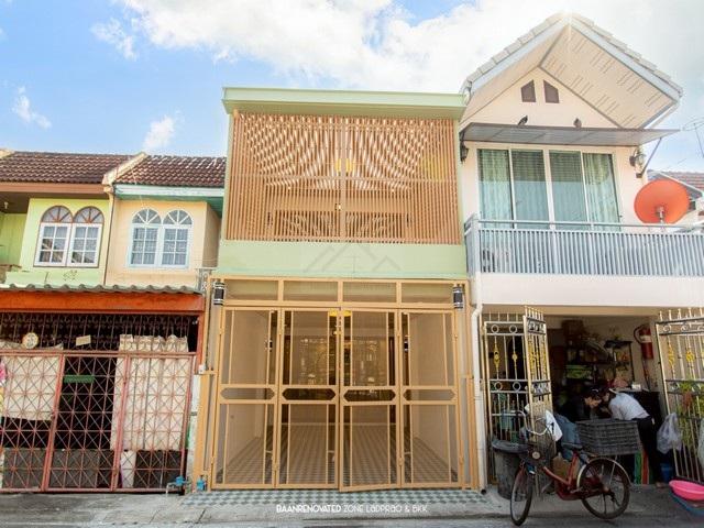 ขายทาวน์เฮ้าส์ 2 ชั้น 15.5 ตร.วา ลาดพร้าว 63 รีโนเวทใหม่ทั้งหลัง ใกล้รถไฟฟ้า โชคชัย 4 และ ลาดพร้าว 71ติดต่อ:: คุณชยา โทร/ID Line:: 0942823961Link Line:: https://line.me/ti/p/3xFA1An8Kcรหัส# T25-939ทาวน์เฮ้าส์ 2 ชั้น ลาดพร้าว 63 รีโนเวทใหม่ทั้งหลัง- ขนาด 15.5 ตารางวา- 2 ห้องนอน- 2 ห้องน้ำ- 1 ครัว- 1 ที่จอดรถ- รีโนเวทใหม่ยกหลัง ตกแต่งโทนละมุนๆ ด้วยสีเขียวมัทฉะ- แถมแอร์ใหม่แกะกล่องสถานที่ใกล้เคียง- สถานีรถไฟฟ้า โชคชัย 4 ( สายสีเหล�