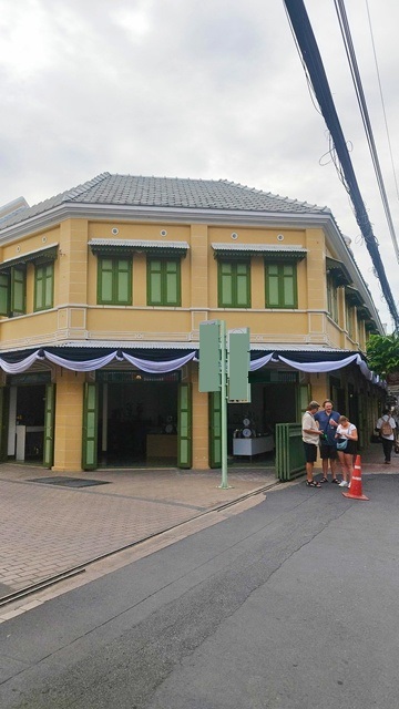 ไชน่าทาวน์ เยาวราช 700 ม. MRT วัดมังกร 800 ม.(เฉพาะด้านล่าง) ให้เช่าอาคารพาณิชย์ 2 ชั้น 30 ตร.วา. 120 ตร.ม. ม.เทคโนโลยีราชมงคลรัตนโกสินทร์ 750 ม. ย่านเยาวราช แหล่งธุรกิจ  คนพลุกพล่าน เดินทางสะดวก  ทำเลดี 99,998 B-M. รพ.กลาง 800 ม. ถ.เยาวราชonly ground floor Chinatown Yaowarat 700 m. MRT Wat Mangkon 800 m. Commercial building for rent 2-storey 30 sq.wa. 120 sq.m. Rajamangala University of Technology Rattanakosin 750 m. Yaowarat area business area crowded convenient transportation good location 99,998 B-M. Central Hospital 800 m. Yaowarat Rd. ถ.เยาวราช  จักรวรรดิ์ เจริญกรุง จักรวรรดิ์ ส�