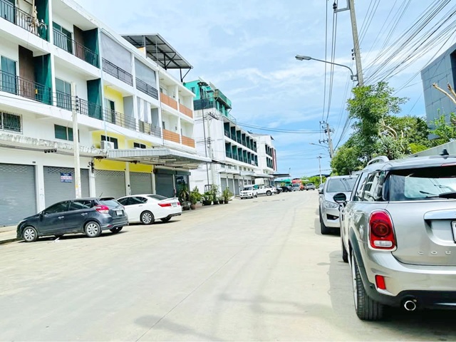 พร้อมชั้นลอย ดาดฟ้า ให้เช่าตึกแถว 3.5 ชั้น รร.วัดสะแกงาม 900 ม.ซ.สะแกงาม แหล่งชุมชน เหมาะทำธุรกิจ อุตสาหกรรม โกดัง 2 นอน 1 น้ำ 9,999 B-M.ไทยพันธุ์แท้สะแกงาม 1.6 กม.หาของกินง่าย เดินทางเข้า-ออกได้หลายทาง อาคารโล่ง กว้าง 16 ตร.วา.210 ตร.ม.บิ๊กซี พระราม2 1.9กม.BigC Rama2 1.9km. 3.5-story shophouse for rent with mezzanine and rooftop. Open space 16 sq.wa. 210 sq.m. Wat Sakae Ngam School 900 m. Soi Sakae Ngam 28-32. Community area suitable for business industry or warehouse. 2 bed 1 bath 9,999 B-M. Thai Phanthae Sakae Ngam 1.6 km. Easy access to food and multiple transportation routes.ทางด่วนวง�