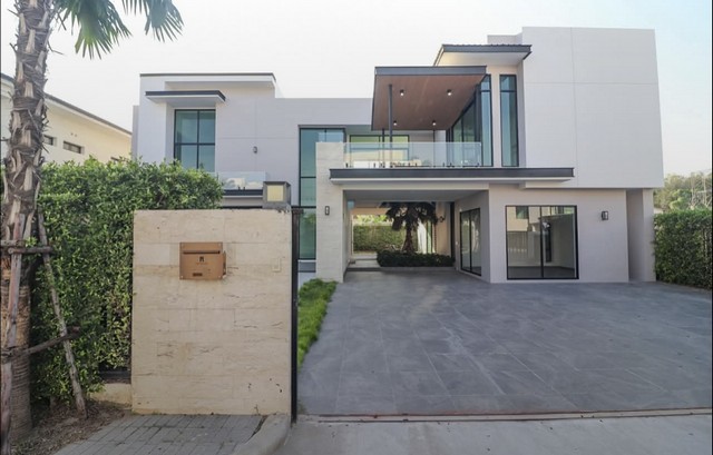 บ้านเดี่ยวพูลวิลล่า ย่านรามอินทราสไตล์ Modern Minimal บนทำเลศักยภาพ ใจกลางรามอินทราออกแบบเพื่อการอยู่อาศัยที่โปร่ง โล่ง สงบ และสมดุล เหมาะสำหรับครอบครัวที่มองหาพื้นที่ใช้ชีวิตที่ให้พลังงานดี ความเป็นส่วนตัว และคุณภาพชีวิตที่เหนือกว่าจุดเด่นของทรัพย์&nbsp;&nbsp;&nbsp;•&nbsp;&nbsp;&nbsp;บ้านเดี่ยวแปลงหัวมุม ขนาดที่ดิน 182 ตารางวา&nbsp;&nbsp;&nbsp;•&nbsp;&nbsp;&nbsp;พื้นที่ใช้สอยมากกว่า 700 ตารางเมตร&nbsp;&nbsp;&n