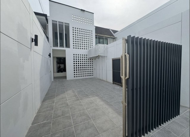 ทาวน์เฮ้าส์ รีโนเวทใหม่ สุขุมวิท 71 บ้านสวยสไตล์มินิมอล อบอุ่น โปร่งสบาย เหมือนได้บ้านใหม่ทั้งหลัง