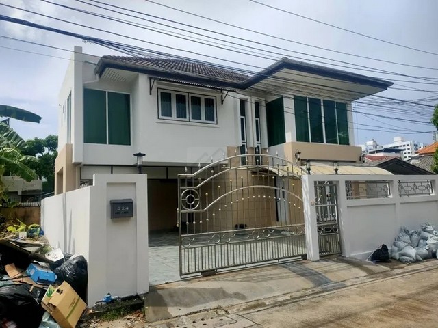 ขาย-ให้เช่าบ้านเดี่ยว 2 ชั้น 54 ตรว. 4 ห้องนอน หมู่บ้านเคหะนคร 3 ซอยพัฒนาการ 50 ย่านพัฒนาการ – ศรีนครินทร์ ใกล้โลตัส พัฒนาการ / ซีคอนสแควร์ / พาราไดซ์พาร์ค / ธัญญะ*** ราคาขาย 10.5 ล้านบาท*** ราคาเช่า 55,000 บาท/เดือน ติดต่อ:: คุณชยา โทร/ID Line:: 0942823961   Link Line:: https://line.me/ti/p/3xFA1An8Kcรหัส# T25-933บ้านเดี่ยว 2 ชั้น หมู่บ้านเคหะนคร 3 ซอยพัฒนาการ 50 ย่านพัฒนาการ – ศรีนครินทร์ - เนื้อที่ 54 ตารางวา- พื้นที่ใช้สอย 185 ตารางเม�