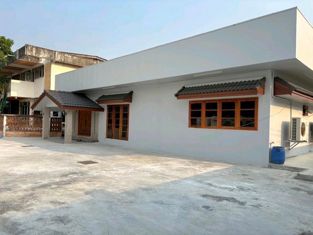 ให้เช่าที่ดินพร้อมอาคาร1ชั้น ติวานนท์แคราย•ขนาดพื้นที่582ตรม. •แอร์ 3 ชุด•ไฟ 3 เฟส•จอดรถได้หลายคันการเดินทาง •ทางด่วนงามวงศ์วานแคราย รถไฟฟ้าสายสีม่วง สถานี กระทรวงสาธารณสุข ศูนย์ราชการนนทบุรี ถ. รัตนาธิเบศร์ ถ. ติวานนท์ ถ. งามวงศ์วาน ถ. นครอินทร์ ถ. กรุงเทพ-นนท์ วงศ์สว่าง ถ. รัชดาภิเษก ถ. ราชพฤกษ์สถานีที่ใกล้เคียง …• กระทรวงสาธารณสุข ศูนย์ราชการนนทบุรี เดอะมอลล�