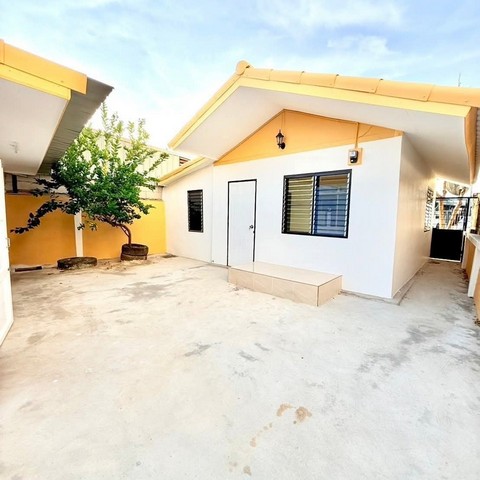 #ให้เช่าบ้านดอนหัวฬ่อชลบุรี????บ้านเช่า❗❗บ้านสุขใจ 3 #บ้าน 2 หลังทำเลค้าขาย????ต.ดอนหัวฬ่อ อ.เมืองจ.ชลบุรี????เนื้อที่ 56 ตารางวา ????3 ห้องนอน 2ห้องน้ำ????1 ห้องโถง 2ห้องครัว 2จอดรถ ????ค่าเช่าเดือนละ 35,000 บาท      ประกัน 3 เดือน ล่วงหน้า 1เดือน????แถม????????แอร์ใหม่ 4 ตัว????ตู้เสื้อผ้า 3????เตียง6 ฟุต+ที่นอน 3????ชั้นวางทีวี 1????โต๊ะเครื่องแป้ง 3????ติดผ้าม่านใหม่????โต๊ะทานข้าว1ชุด????โซฟา+โต๊ะกลาง 1ชุด????ตู้เ�