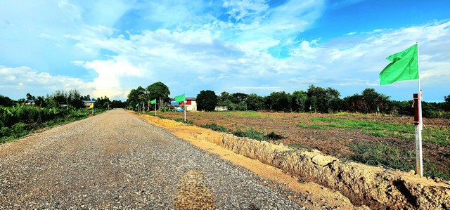 ขายที่ดินถมแล้ว 200 ตรว คลอง14 หนองเสือ ราคาเจ้าของขายเองค่ะ*** ขายราคา 790,000 บาท *** (เนื้อที่ 200 ตรว  ) มีขายเงินสด-เงินผ่อนค่ะขายที่ดินถมแล้ว 200 ตรว คลอง14 หนองเสือ อยู่ใกล้ถนนลาดยางเรียบคลอง 14 เหมาะปลูกบ้าน ทำสวน ทำการเกษตร อยู่ใกล้แหล่งชุมชน ที่ตั้ง :  ตำบล ศาลาครุ อำเภอ หนองเสือ ปทุมธานี 12170ขายที่ดินเนื้อที่ 200 คลอง 14 หนองเสือ- หน้ากว้าง 17.45 เมตร ติดถนน 10 ม. รวมลำราง- ลึก 45.84 เมตร 