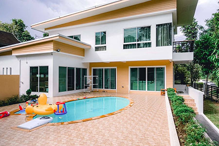 ขาย บ้านพูลวิลล่า หลังม. เชียงใหม่ ห่าง3กม. ,ใกล้บ้านข้างวัด#รายละเอียดทรัพย์-บ้านพูลวิลล่า หลังมช. ต.สุเทพ  อ.เมือง จ.เชียงใหม่ที่ดิน 185 ตรว  พื้นที่ใช้สอย 200 ตรม. -บ้านพัก 2 ชั้น 4 ห้องนอน , 3 ห้องน้ำห้องรับแขก ห้องรับประทานอาหาร ครัวฝรั่งในบ้าน ครัวไทยพร้อมเตาไฟฟ้า 2 หัวนอกบ้าน สระว่ายน้ำ (3*8 เมตร)-1 ห้องแม่บ้าน 1 ห้องน้ำ (แยกหลังจากตัวบ้าน)-Smart TV 4 เครื่อง ตู้เย็น เครื่องครัว �