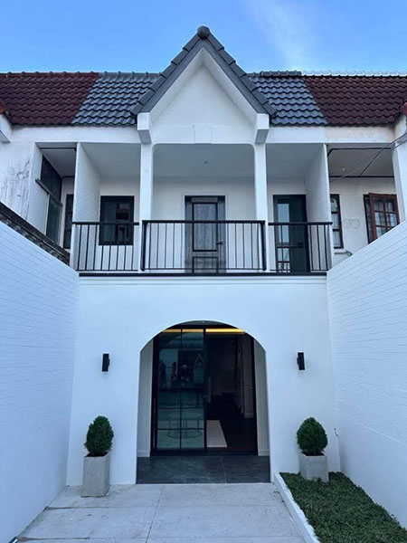 ขายทาวน์โฮมรีโนเวทใหม่ ทำเลกลางเจ็ดยอด เชียงใหม่  เดินทางไปห้างเมญ่าเพียง 2 กม., ไปมช.3 กม. ทาวน์โฮม สไตล์โมเดิร์นคลาสสิค ที่ซ่อนความเป็นส่วนตัวหลีกหนีความวุ่นวายจากเมืองได้อย่างลงตัว แต่เข้าเมืองใกล้มาก เดินทางสะดวกตกแต่งครบครับ พร้อมอยู่House specs :- 3 ห้องนอน- 3 ห้องน้ำขนาดที่ดิน 28 ตารางวา พื้นที่ใช้สอยทั้งหมด 163.5 ตารางเมตร ราคาขาย 4.59 ล้านบาท ( ค่าใช้จ่ายในการโอนค�