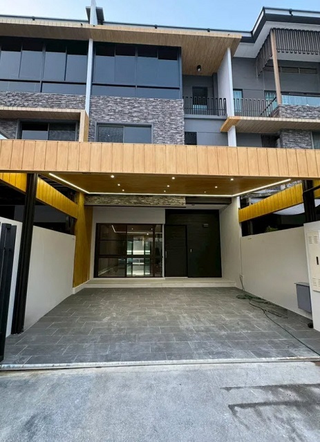 ถูกสุดในโครงการ ลด36% จาก 75,000 เหลือ 47,999 B-M. จัดเต็มเฟอร์ฯ 3 นอน 4 น้ำ  เลียบด่วนเอกมัย รามอินทรา เดอะวอล์ค เกษตร-นวมินทร์ 800 ม. MRT มัยลาภ 2.2 กม.ให้เช่าทาวน์โฮมสุดหรู 3 ชั้น 26 ตร.ว.310 ตร.ม. เอกมัย-รามอินทรา ทำเลดี รร.นานาชาติกีรพัฒน์ 1.2 กม.เหมาะกับโฮมออฟฟิศ พักอาศัย แหล่งช้อปปิ้ง เดินทางสะดวก The LandmarkLowest price in the project! 36% discount, from 75,000 down to 47,999 B-M.  Ekamai-Ramintra Expressway The Walk Kaset-Nawamin800 m. Luxury 3-story townhome for rent 26 sq.wa. 310 sq.m. Ekkamai-Ramintra area 1.2 km. from Keerapat Internation