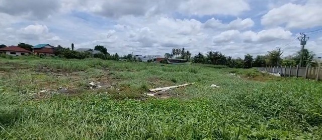 ขายที่ดินบางมด 200 ตร.ว. ซอยสุวรรณโพธิ์ - เหมาะมากสำหรับสร้างบ้าน สำนักงานใครกำลังมองหาที่ดินแปลงขนาดกำลังดี ไม่เล็กไม่ใหญ่เกินไป เดินทางสะดวกในย่านบางมด ต้องแปลงนี้เลย่ะ!เนื้อที่: 200 ตร.ว. (หน้ากว้างสวย จัดวางแปลนบ้านง่าย)ทำเล: ซอยสุวรรณโพธิ์ แขวงบางมด เขตจอมทอง กทม.10150จุดเด่น: บรรยากาศเงียบสงบ เป็นส่วนตัว แต่ไม่เปลี่ยว ใกล้แหล่งชุมชน ตลาด และโรงเรียนชั้นนำท