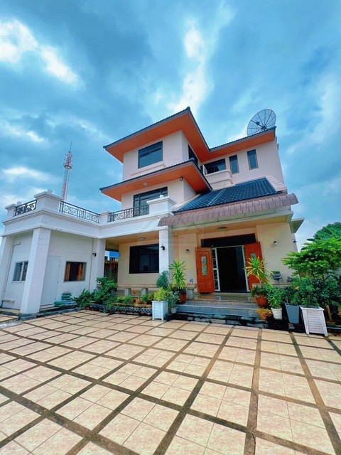 ให้เช่าบ้านเดี่ยว 3 ชั้น 111 ตรว. 7 ห้องนอน ซอยลาดพร้าว 93 ใกล้รถไฟฟ้าสถานีมหาดไท เหมาะอยู่อาศัยหรือทำออฟฟิศ  