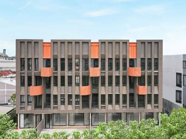 ให้เช่าโฮมออฟฟิ 4 ชั้น 476 ตร.ม. BRITTON ลาดพร้าว 41 พร้อมลิฟท์ 5 นาทีถึง MRT สถานีภาวนา เหมาะสำหรับ Office Building ,Penthouse ,Studio เปล่าสำหรับตกแต่งเพื่อทำออฟฟิศ ,ที่อยู่อาศัย และสตูดิโอ  *** ราคาเช่า 120,000 บาท/เดือน  (หลังที่ 2)  *** ราคาเช่า 150,000 บาท/เดือน  (หลังที่ 3)  ติดต่อ:: คุณชยา โทร/ID Line:: 0942823961   Link Line:: https://line.me/ti/p/3xFA1An8Kcรหัส# T25-942โฮมออฟฟิ 4 ชั้น BRITTON ลาดพร้าว 41 พร้อมลิฟท์ 5 นาทีถึง MRT สถานีภาวนาOffice Building ,Penthouse ,Studio เปล่าสำหรับตกแต่