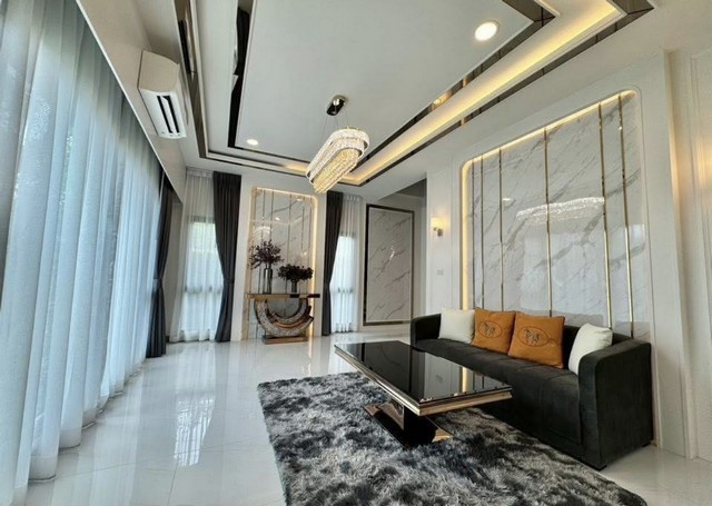 บ้านเดี่ยวโครงการ The City บางนาบ้านขนาดใหญ่ แปลงมุม ถนนเมน ทำเลศักยภาพ ใกล้ Mega Bangnaจุดเด่นโครงการ&nbsp;&nbsp;&nbsp;•&nbsp;&nbsp;&nbsp;บ้านแปลงมุม ถนนเมนของโครงการ&nbsp;&nbsp;&nbsp;•&nbsp;&nbsp;&nbsp;ห่าง Mega Bangna เพียงประมาณ 800 เมตร&nbsp;&nbsp;&nbsp;•&nbsp;&nbsp;&nbsp;ใกล้ทางด่วนเพียง 500 เมตร&nbsp;&nbsp;&nbsp;•&nbsp;&nbsp;&nbsp;โครงการคุณภาพ บรรยากาศดี เป็นส่วนตัวรายละเอียดทรัพย์&nbsp;&nbsp;&nbsp;•&nbsp;&nbsp;&nbsp;พื้นที่ใช้สอยประมาณ 351 ตารางเมตร&nbsp;&nbsp;&nbsp;•&nbsp;&nbsp;&nbsp;ที่ดินขนาด 78 ตาราง