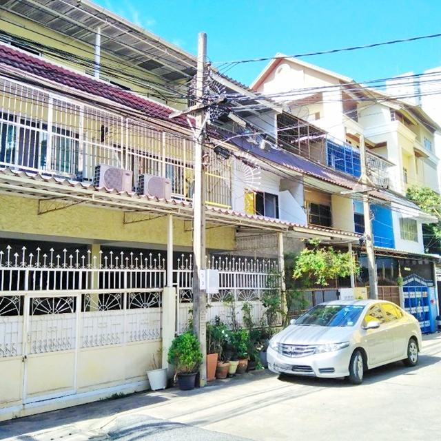 พระแม่มารี สาธุประดิษฐ์45-53 BRTวัดดอกไม้1.1 กม. ให้เช่าทาวน์เฮาส์ 3 ชั้น 16 ตร.วา. 190 ตร.ม. รร.สารสาสน์พัฒนา 700 ม. 14,999 B-M. เหมาะกับพักอาศัย  3 นอน 3 น้ำ ตลาดบางโพงพาง 800 ม.แหล่งชุมชน หาของกินง่าย เดินทางสะดวก แยก- ยานนาวา-สาธุประดิษฐ์Mary SathuPradit 45-53 BRT WatDokMai 1.1km. 3-story townhouse for rent 16 sq.wa. 190 sq.m. Sarasas Pattana School 700 m. 14,999 B-M. Suitable for living 3 bedrooms 3 bathrooms. Bang Phongphang Market 800 m. Community area easy access to food and transportation. Yannawa-Sathu Pradit Intersection. แยก- ยานนาวา-สาธุประดิษฐ์ ถ.สาธุประดิษฐ์45-53 ต.บ