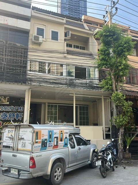 ให้เช่าโฮมออฟฟิศ 4 ชั้น ติดถนนทวีมิตร พระราม 9 ซอย 7 ใกล้แยก อสมท. ใกล้ MRT พระราม 9 ตกแต่งพร้อมใช้ราคาเช่า 35,000 บาท / เดือน ( สัญญาขั้นต่ำ 1 ปี ) ( เฉพาะชั้น 1 ) ราคาเช่า 55,000 บาท / เดือน ( สัญญาขั้นต่ำ 1 ปี ) ( เช่าชั้น 1-2 มี 3 ห้องใหญ่ 3 ห้องน้ำ ) ราคาเช่า 55,000 บาท / เดือน ( สัญญาขั้นต่ำ 1 ปี ) ( เช่าชั้น 3-4 มี 4 ห้องนอน 1 ห้องนั่งเล่น 2 ห้องน้ำ )ราคาเช่า 100,000 บาท / เดือน ( สัญญาขั้นต่ำ 1 ปี ) ( ทั้งอาคาร ) ( จดทะเบี