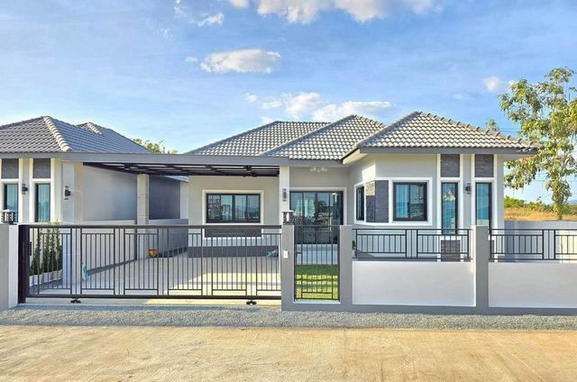 เปิดจองแล้ว! ราคาเริ่มต้นเพียง 2.19 ล้าน บ้านเดี่ยวสร้างใหม่ ทำเลทอง #ท่ารั้ว – #สันปูเลย #ดอยสะเก็ด บ้านสวย ดีไซน์ไม่ซ้ำใคร ออกแบบมาเพื่อการอยู่อาศัยที่แท้จริง เดินทางสะดวก ใส่ใจทุกรายละเอียดในทุกตารางเมตรขนาดบ้านที่ดินเริ่มต้น 50–60 ตร.วาพื้นที่ใช้สอยประมาณ 130 ตร.ม.ฟังก์ชันครบ ตอบโจทย์ทุกครอบครัว3 ห้องนอน2 ห้องน้ำ1 ห้องครัวที่จอดรถ 2 คันของแถมจัดเต็ม (คุ้มมาก!)�