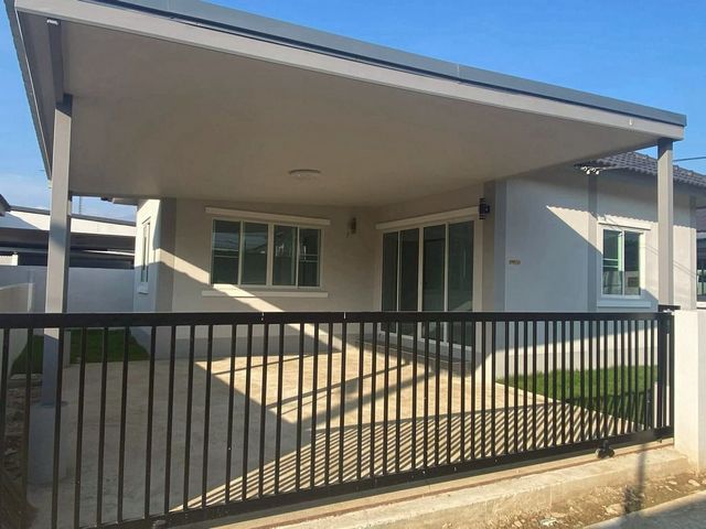 โซนสันผีเสื้อ ขายเพียง 1.99 ล้าน บ้านใหม่ชั้นเดียว พร้อมอยู่ ทำเลดี ราคาคุ้ม #โอกาสดีสำหรับคนอยากมีบ้านหลังแรก หรือซื้อไว้ลงทุนปล่อยเช่า เดินทางสะดวก ใกล้แหล่งชุมชนรายละเอียดบ้านที่ดินขนาด 35 ตร.ว.2 ห้องนอน 2 ห้องน้ำ1 ห้องโถง โปร่ง โล่งเคาน์เตอร์ครัวนอกบ้านมีสนามหญ้าจอดรถได้ 2 คันหันหน้าทิศตะวันออก รับลมดี อยู่สบายราคาเพียง 1.99 ล้านบาท ฟรีโอน!สถานที่ใกล้เคียง�