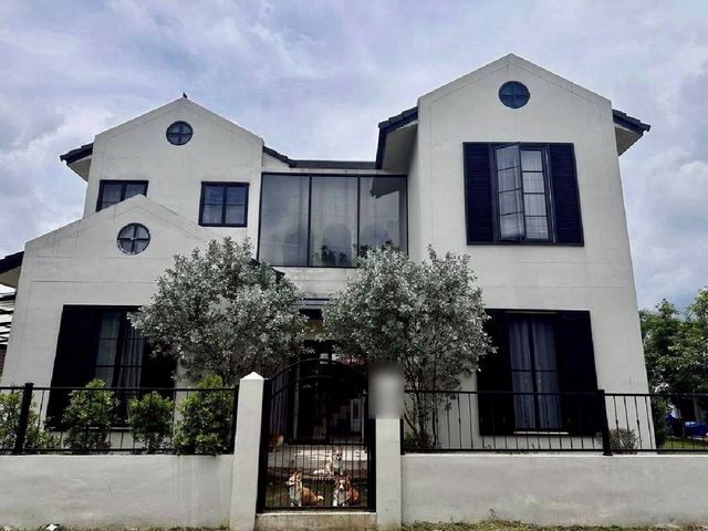 บ้านว่างให้เช่า 55,000 บาท/เดือน 140 ตรว. #โซนแม่ริม บ้านหลังใหญ่ มี 2 หลังในพื้นที่เดียวกัน | เนื้อที่กว้าง ฟังก์ชันครบ เหมาะสำหรับครอบครัวใหญ่ / ชาวต่างชาติ / อยู่อาศัยระยะยาว แบบนี้ หายากมากค่ะ!ขนาดพื้นที่ที่ดิน 140 ตารางวาพื้นที่ใช้สอยประมาณ 300 ตารางเมตรรายละเอียดบ้านหลังหลัก4 ห้องนอน / 3 ห้องน้ำห้องรับแขกห้องรับประทานอาหารครัวฝรั่งห้องโถงขนาดใหญ่ โปร่ง โล่ง สบาย�