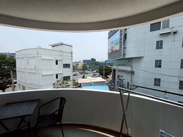 Rare Item! ขายห้องละ 2.2 ล้าน #เวียงพิงค์ คอนโด ทำเลทอง #นิมมาน–#ห้วยแก้ว ติด #MAYA – มี 2 ห้องติดกัน ทำ #Airbnb ได้ #เหมาะสำหรับอยู่อาศัยเอง หรือลงทุนปล่อยเช่าราคาเพียง 2.2 ล้านบาท / ห้องขนาด 42 ตารางเมตรชั้น 5มี 2 ห้องติดกัน ซื้อแยกหรือเหมาทั้งคู่ได้รายละเอียดห้องพื้นที่ใช้สอย 42 ตร.ม.ห้องนั่งเล่น / ห้องนอน แยกเป็นสัดส่วนห้องน้ำ 1 ห้องจุดเด่นที่สุดห้อง Original แบบเดิมๆ เหมาะรีโนเวทเพิ่มม�