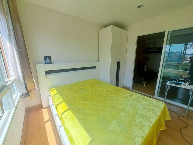 ขายราคาถูก คุ้มสุดใน #โซนช้างเผือก #Casa Condo 1.45 ล้าน เหมาะทั้ง นักลงทุน ปล่อยเช่าง่าย หรือ ซื้ออยู่เอง เดินทางสะดวกรายละเอียดห้องขนาด 30 ตร.ม.1 ห้องนอน1 ห้องรับแขก1 ห้องน้ำเฟอร์นิเจอร์ + เครื่องใช้ไฟฟ้า ครบ พร้อมเข้าอยู่ฟรี! เฟอร์นิเจอร์ & เครื่องใช้ไฟฟ้าSmart TVแอร์ 2 เครื่อง (ห้องนั่งเล่น + ห้องนอน)ตู้เย็นเครื่องทำน้ำอุ่นเตียง 6 ฟุตตู้เสื้อผ้าโซฟาเบดราคาขายเพียง 1.45 ล้านบา