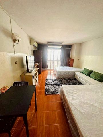 ขายพร้อมผู้เช่า เพียง 1.35 ล้าน #J.CHill Place #เจ็ดยอด วิวโปร่ง คอนโดใจกลางเมือง เหมาะทั้งซื้ออยู่เองและลงทุนปล่อยเช่ารายละเอียดห้องชั้น 10ขนาดประมาณ 33 ตร.ม.ห้อง Studio มีระเบียงลิฟต์ 2 ตัวเฟอร์นิเจอร์ & เครื่องใช้ไฟฟ้าเตียง 5 ฟุต 1 เตียง / 3 ฟุต 1 เตียงตู้เสื้อผ้าเคาน์เตอร์ครัวชุดโต๊ะ–เก้าอี้โซฟาทีวีจอแบนตู้เย็นเครื่องทำน้ำร้อนทำเลดีมาก! รายล้อมด้วยแหล่งของกินและไลฟ์สไตล