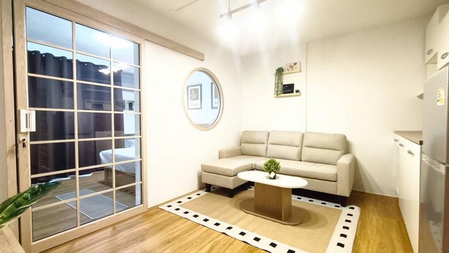 รหัสC6993 ขายคอนโดซิตี้ วิลล่า ซอยลาดพร้าว130 รามคำแหง81 สไตล์Cozy ตึกE1 ชั้น5 วิวสระว่ายน้ำ **ขาย**ราคาขาย 1,200,000 บาท (รวมโอน)โทร : 095-823 9789 คิทLine id : candy.456Line Add Friend : https://line.me/ti/p/rHhjrvhm_zคอนโดซิตี้ วิลล่า ซอยลาดพร้าว130 รามคำแหง81 รีโนเวทใหม่ สไตล์Cozy ตึกE1 ชั้น5 วิวสระว่ายน้ำ พื้นที่ 33 ตารางเมตร 1 ห้องนอน 1 ห้องน้ำ รีโนเวทและตกแต่งใหม่สไตล์Cozy พร้อมอยู่ ใกล้รถไฟฟ้าสถานีลาดพร้าว101 เข้าออกได้หลายทาง สามารถทะ�