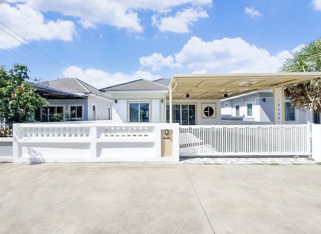 บ้านเดี่ยว หลังใหญ่ ใกล้ รพ นิคมพัฒนา ผ่อนเพียงเดือนละ 6000 บาท - หมู่บ้าน เดอะมาร์โคนี ไลฟ์ เนื้อที่ 50 ตารางวา 3 ห้องนอน 2 ห้องน้ำ (บ้านเลขที่ 469/11)  พร้อมเข้าอยู่อาศัย - ทำเลดี ใกล้สี่แยกนิคมพัฒนา ซอย 8 ขับไปโลตัสใหญ่นิคมพัฒนาประมาณ 10 นาที - ตกแต่งสไตล์มินิมอล มีพื้นที่สนามหญ้า บ้านโครงการ ผู้อยู่อาศัยรอบด้านสงบ สภาพแวดล้อมดี สนนราคา 1.75 ล้าน เงินเดือน 17000 กู้ได้ วิ่งตาม�