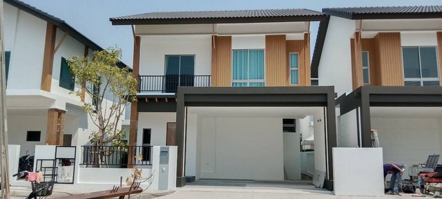 #ขายพร้อมผู้เช่า ราคาเริ่มต้นที่ 5.399 ล้าน #บ้านแหวน #หางดง #บ้านสร้างใหม่ 2 ชั้น #สไตล์โมเดิร์น ออกแบบมาอย่างพิถีพิถัน เน้นฟังก์ชั่นการใช้งาน และความลงตัว บ้านที่เหมาะสำหรับทุกครอบครัว พื้นรอบบ้านกว้าง ตอบสนองคนรุ่นใหม่Jasmine Type พื้นที่ใช้สอย 141 ตารางเมตร พื้นที่ดินรอบบ้าน เริ่ม 39.80 ตารางวา3 ห้องนอน 3 ห้องน้ำ สามารถจอดรถได้ 2 คัน มาพร้อมต้นไม้ใหญ่เพิ่มความร่มรื่นรา�