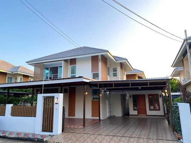 โซนหางดง ให้เช่า 35,000 บาท/เดือน ขาย 3.8 ล้าน 60 ตรว. บ้านเดี่ยว 2 ชั้น #รีโนเวทใหม่ #เฟอร์นิเจอร์ครบ #พร้อมเข้าอยู่ #น้ำไม่เคยท่วม บรรยกาศเงียบสงบ ร่มรื่นที่ดิน 60 ตรว.พื้นที่ใช้สอยเกือบ 200 ตรม.4 ห้องนอน 3 ห้องน้ำ 1 ห้องครัว 1 ห้องรับแขก 1 ห้องเก็บของ ที่จอดรถ 2-4 คันพร้อมแอร์ 5 เครื่อง ,สุขภัณฑ์ห้องน้ำใหม่ทั้งหมด-เฟอร์นิเจอร์ไม้แท้เตียง ตู้ โต๊ะทานอาหารที่นอนยางพาราเกรดโรงแรม�