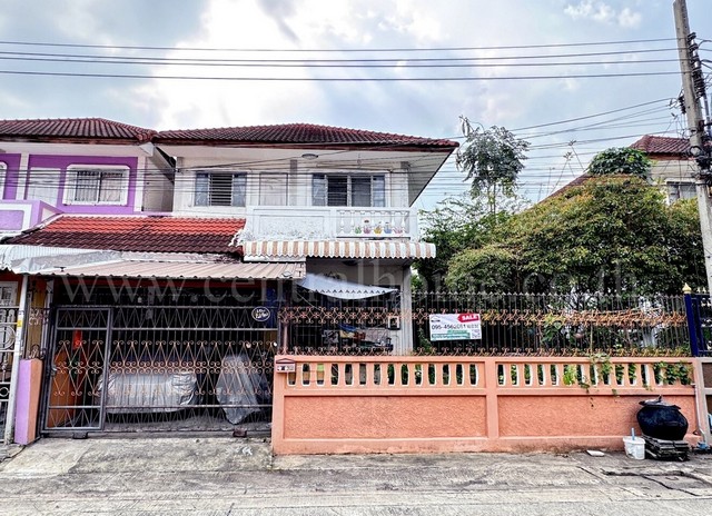 รหัสทรัพย์&nbsp; 5739บ้านแฝด หมู่บ้านพระปิ่น 4 เพชรเกษม 81 - บางบอน 5ที่ตั้ง : ถ.มาเจริญ แขวง หนองแขม เขต หนองแขม กรุงเทพ 10160รายละเอียดทรัพย์&nbsp;- บ้านแฝด&nbsp;2&nbsp;ชั้น &nbsp;เนื้อที่ 40&nbsp;ตร.ว. พื้นที่ใช้สอย 130 ตร.ม.- 3 ห้องนอน 2 ห้องน้ำ จอดรถได้ 1&nbsp;คัน- ครัวบิ้วอิน- ปูพื้นกระเบื้องที่จอดรถ ต่อเติมหลังคาที่จอดรถหน้าบ้าน- แอร์ 2 ตัว แทงค์น้ำ ปั๊มน้ำการเดินทาง :- ติดถนนใหญ่ บ้านอยู่ซอยในหมู่บ้าน